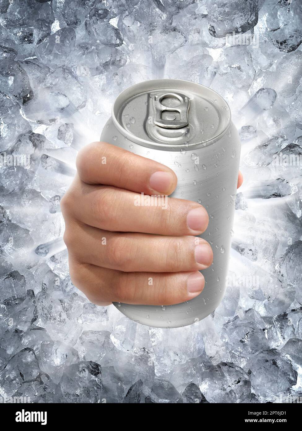 Aluminiumdosen in der Hand, auf einem eisgeplatzten Spritzhintergrund Stockfoto