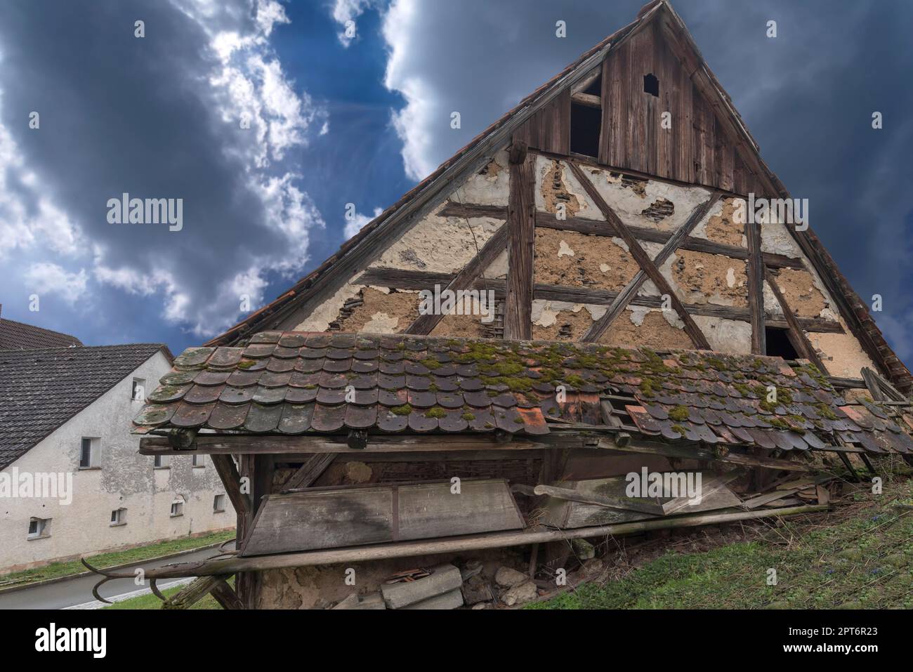 Verfallenes Fachwerkhaus eines Bauernhofs, Franken, Bayern, Deutschland Stockfoto