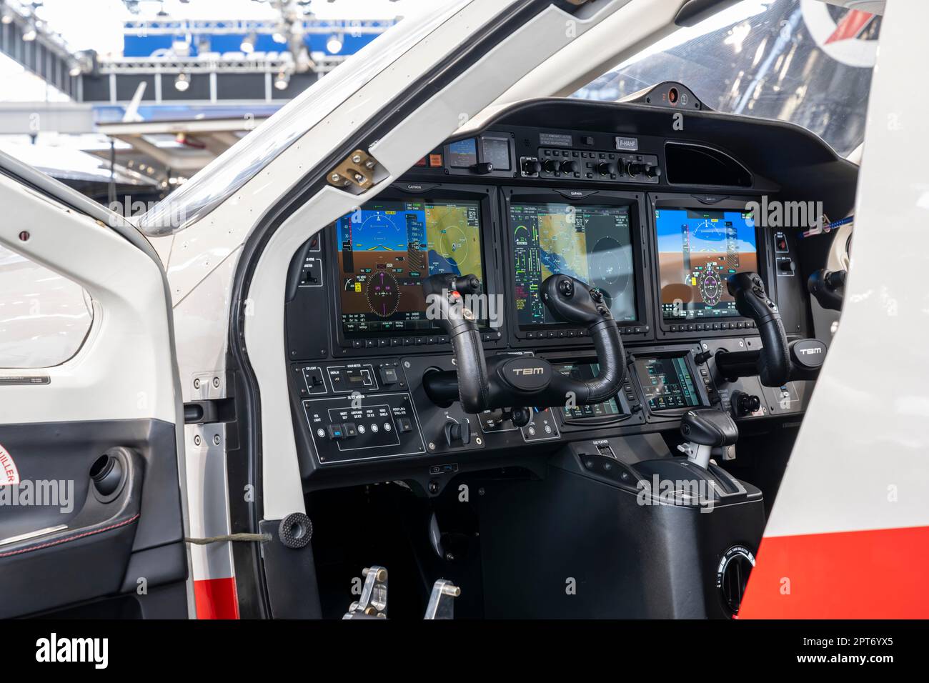 Digitales Cockpit, auch Glascockpit genannt, mit Avioniksystem G1000 des Herstellers Garmin in einem TBM 940 Turboprop-Geschäftsflugzeug der Stockfoto