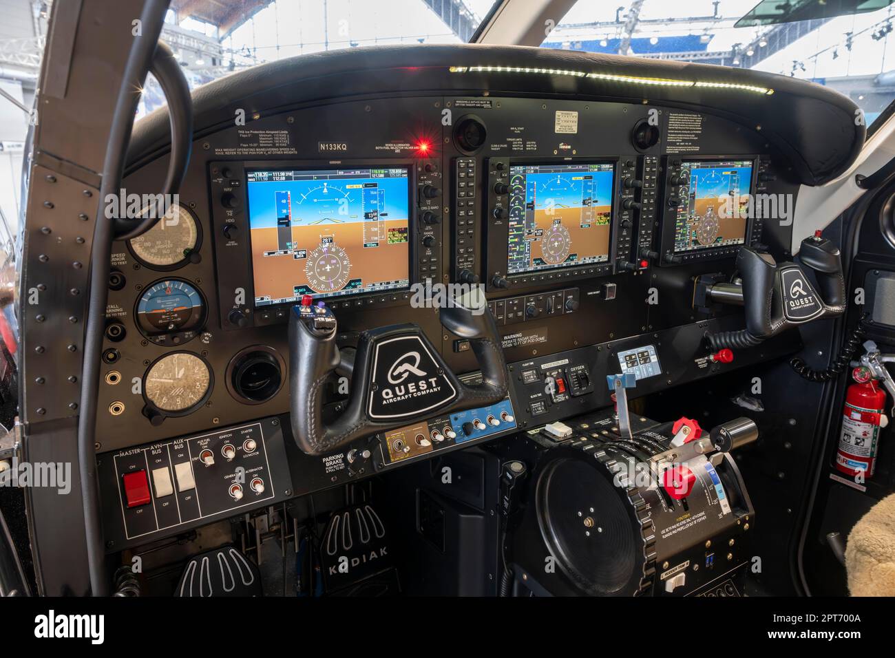 Digitales Cockpit, auch Glascockpit genannt, mit dem Avioniksystem G1000 des Herstellers Garmin in einem Mehrrollenflugzeug. Internationale Handelsmesse Stockfoto