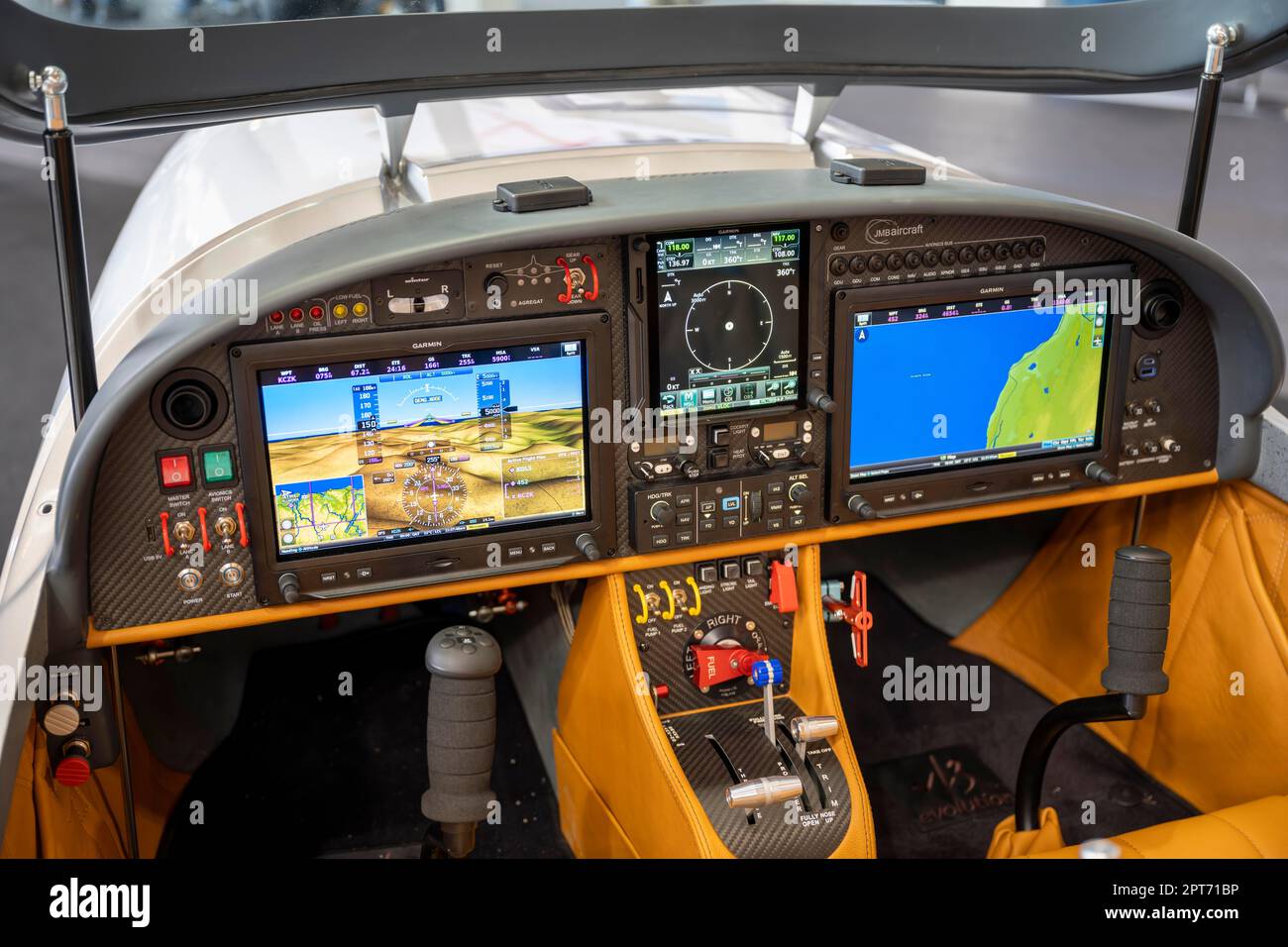 Digitales Cockpit, auch Glascockpit genannt, mit Avioniksystem G3X Touch des Herstellers Garmin in einem ultraleichten Flugzeug des Musters VL-3 Stockfoto