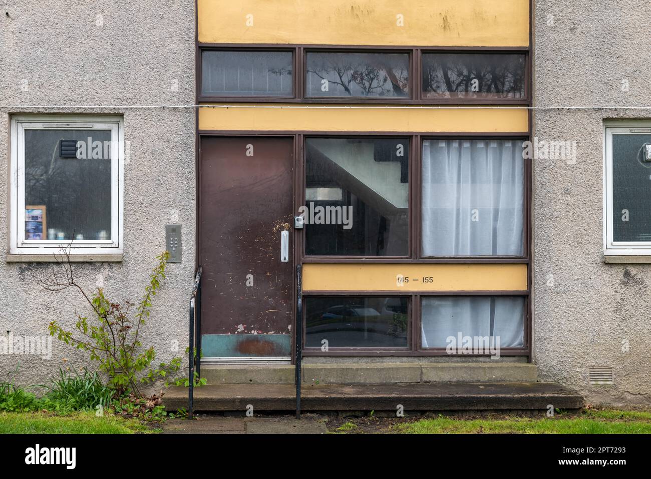 Rosehill Drive, Aberdeen, Großbritannien. 27. April 2023. Dies ist der Schauplatz der folgenden Polizei PR - „Offiziere wurden am Donnerstag, den 27. April, um 3,45am Uhr nach dem plötzlichen Tod eines zwei Monate alten Mädchens nach Rosehill Drive, Aberdeen gerufen. „Der Tod wird als ungeklärt behandelt, und die Ermittlungen laufen.“ Die Polizei ist derzeit noch am Tatort, dem Wohnblock 145-155 Rosehill Drive. Kredit: JASPERIMAGE/Alamy Live News Stockfoto