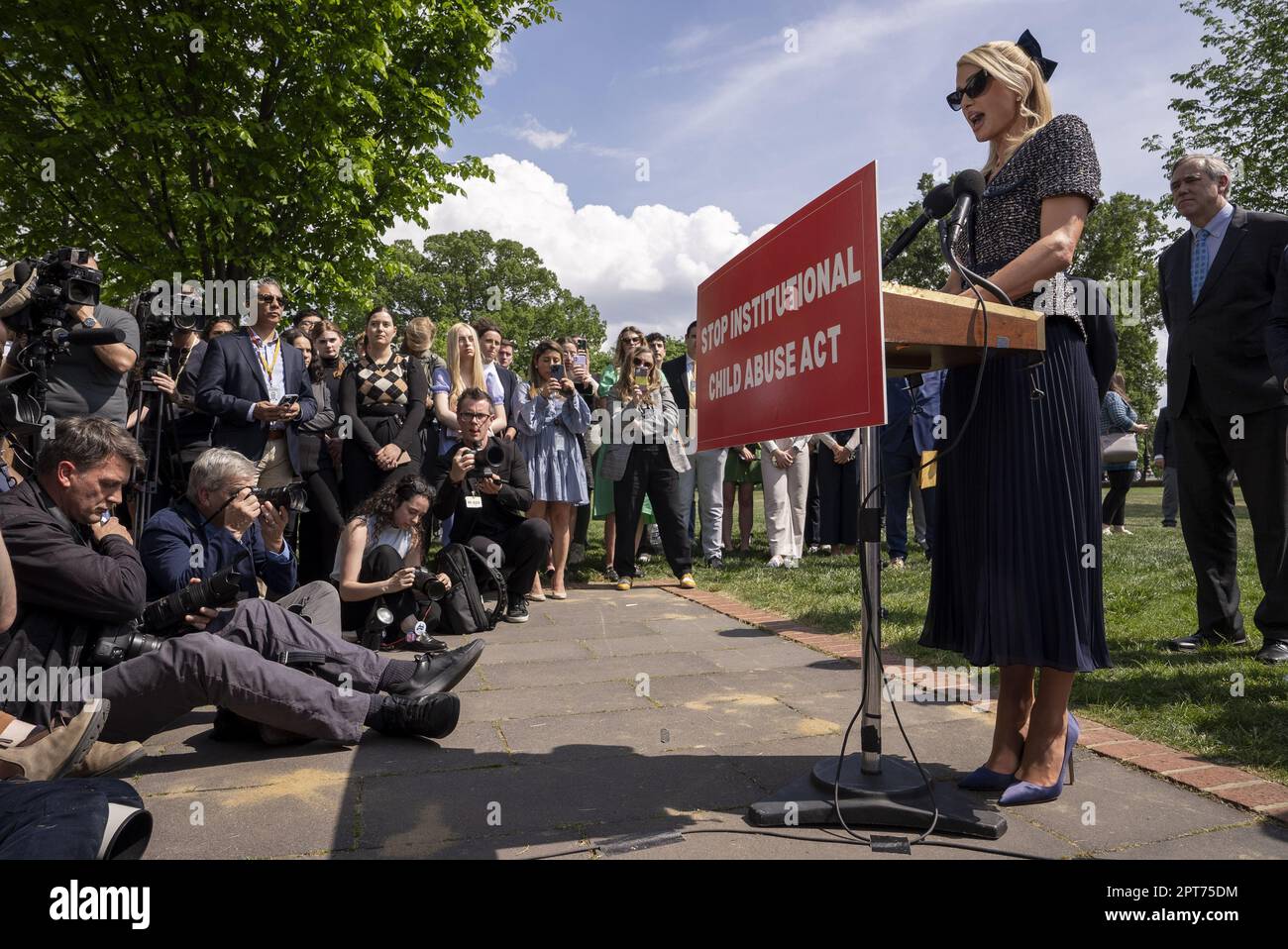 Washington, Usa. 27. April 2023. Paris Hilton spricht auf einer Pressekonferenz über den „Stop Institutional Child Abuse Act“ (SICAA) in den USA Capitol in Washington, DC, am Donnerstag, den 27. April 2023. Die Gesetzesvorlage würde die nationale Datenerhebung und Berichterstattung für Jugendliche, die in häuslichen Programmen leben, erhöhen und die Sicherheit von Kindern in Einrichtungen der Pflege gewährleisten. Foto: Ken Cedeno/UPI Credit: UPI/Alamy Live News Stockfoto