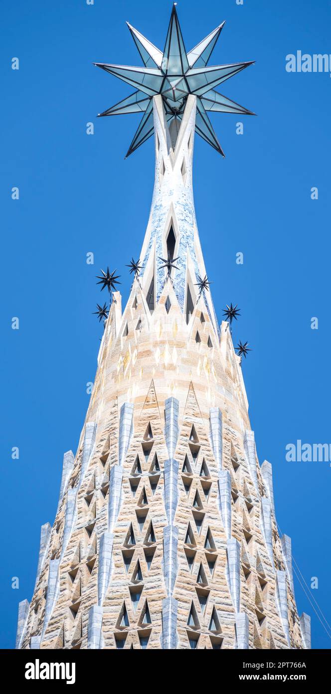 Farbenfrohe kunstvoll verzierte Türme, Sagrada Familia, Kirche der Heiligen Familie, Architekt Antoni Gaudi, Barcelona, Katalonien, Spanien Stockfoto
