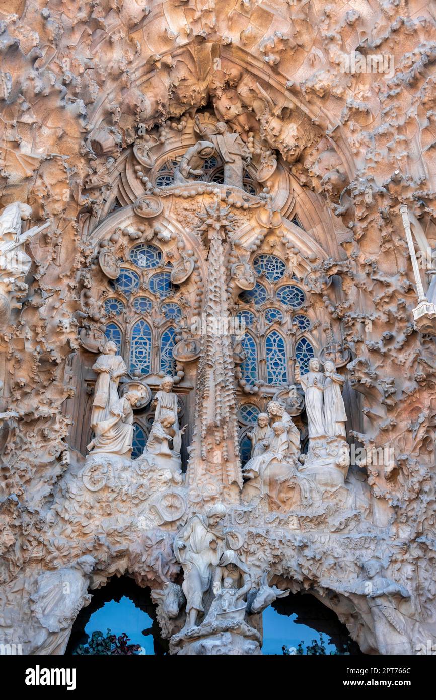 Kunstvoll dekorierte Fenster mit Figuren von Heiligen, Details der Fassade, Sagrada Familia, Kirche der Heiligen Familie, Architekt Stockfoto