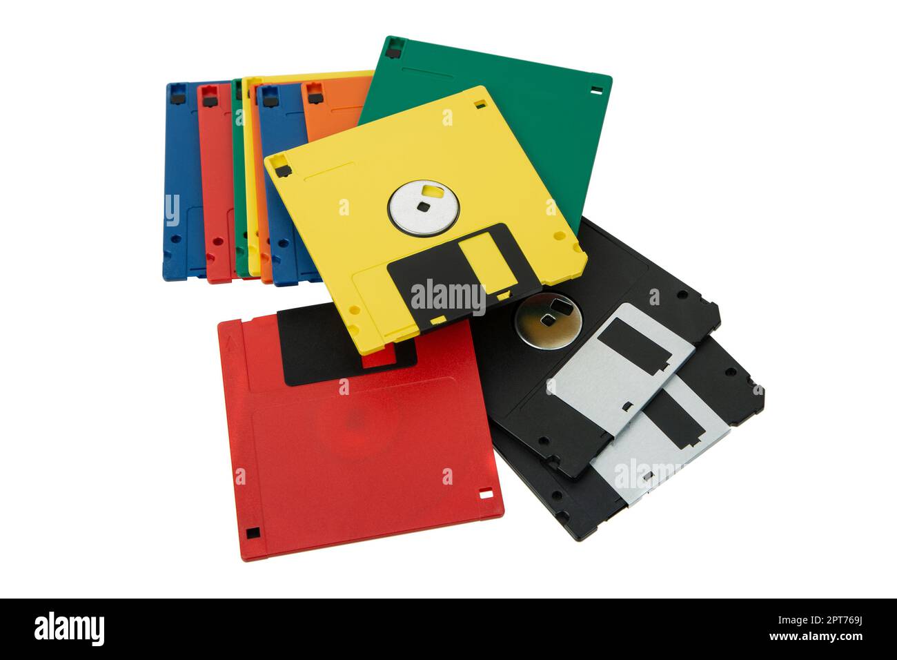 Mehrfarbige 3,5-Disketten. Veraltetes magnetisches Speichermedium. Auf weißem Hintergrund isolieren. Stockfoto