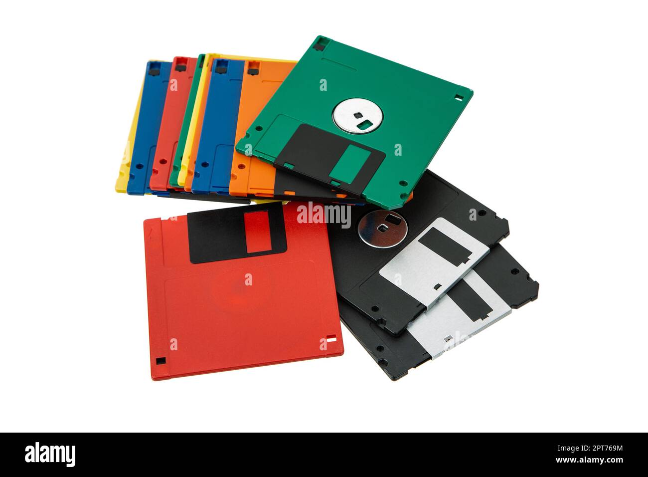 Mehrfarbige 3,5-Disketten. Veraltetes magnetisches Speichermedium. Auf weißem Hintergrund isolieren. Stockfoto