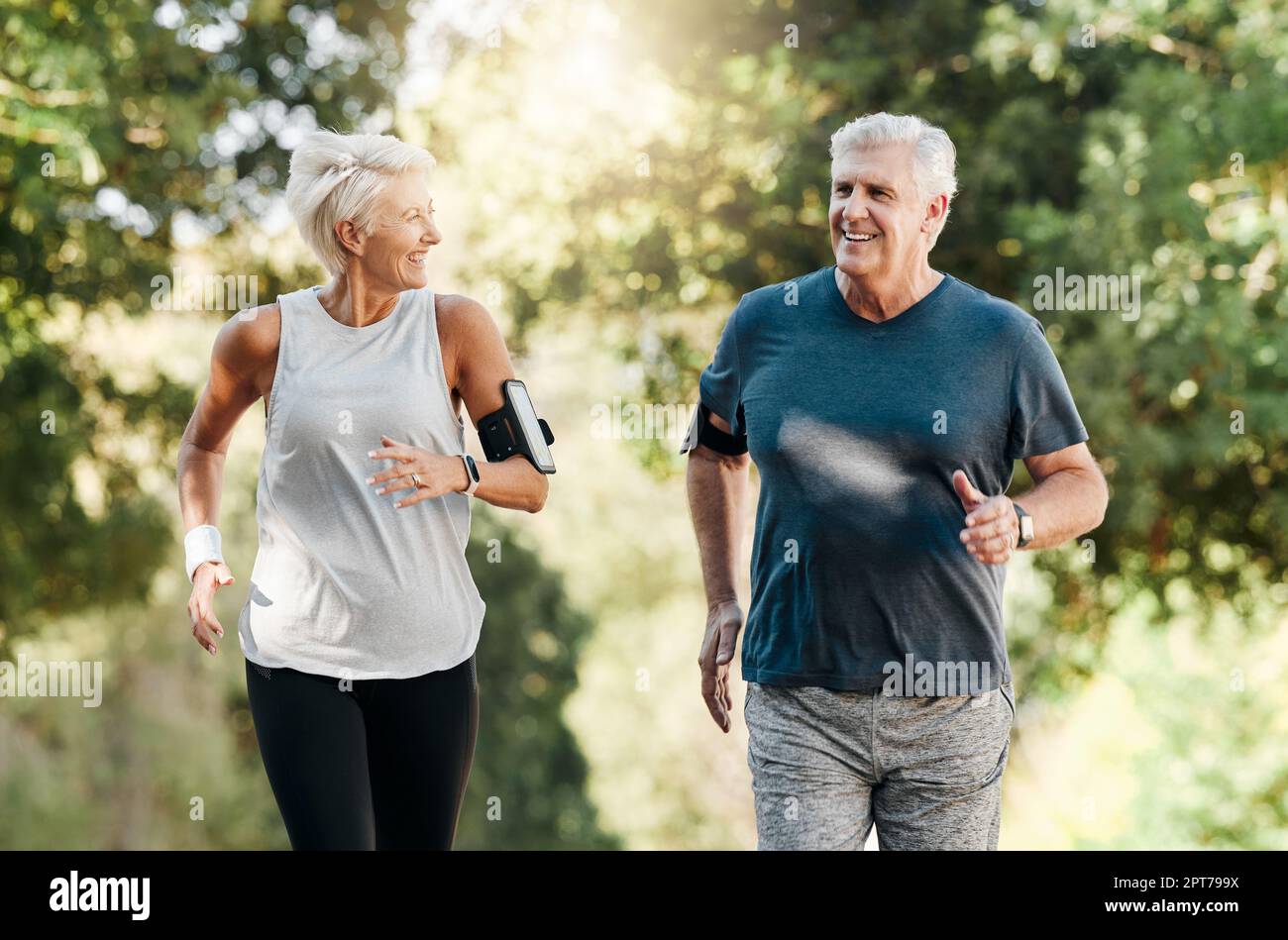 Gesundheit, Seniorenpaar und Laufen in der Natur oder Park für Bewegung,  Fitness und Wellness. Senioren, ältere Männer und Frauen genießen  Spaziergänge, frische Luft und t Stockfotografie - Alamy