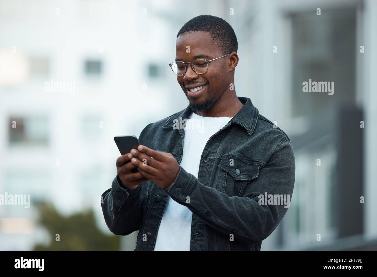 Anderes Wort Für Schwarzer Mann Schwarzer Mann, Telefon und Lächeln in der Stadt beim Lesen von E-Mails