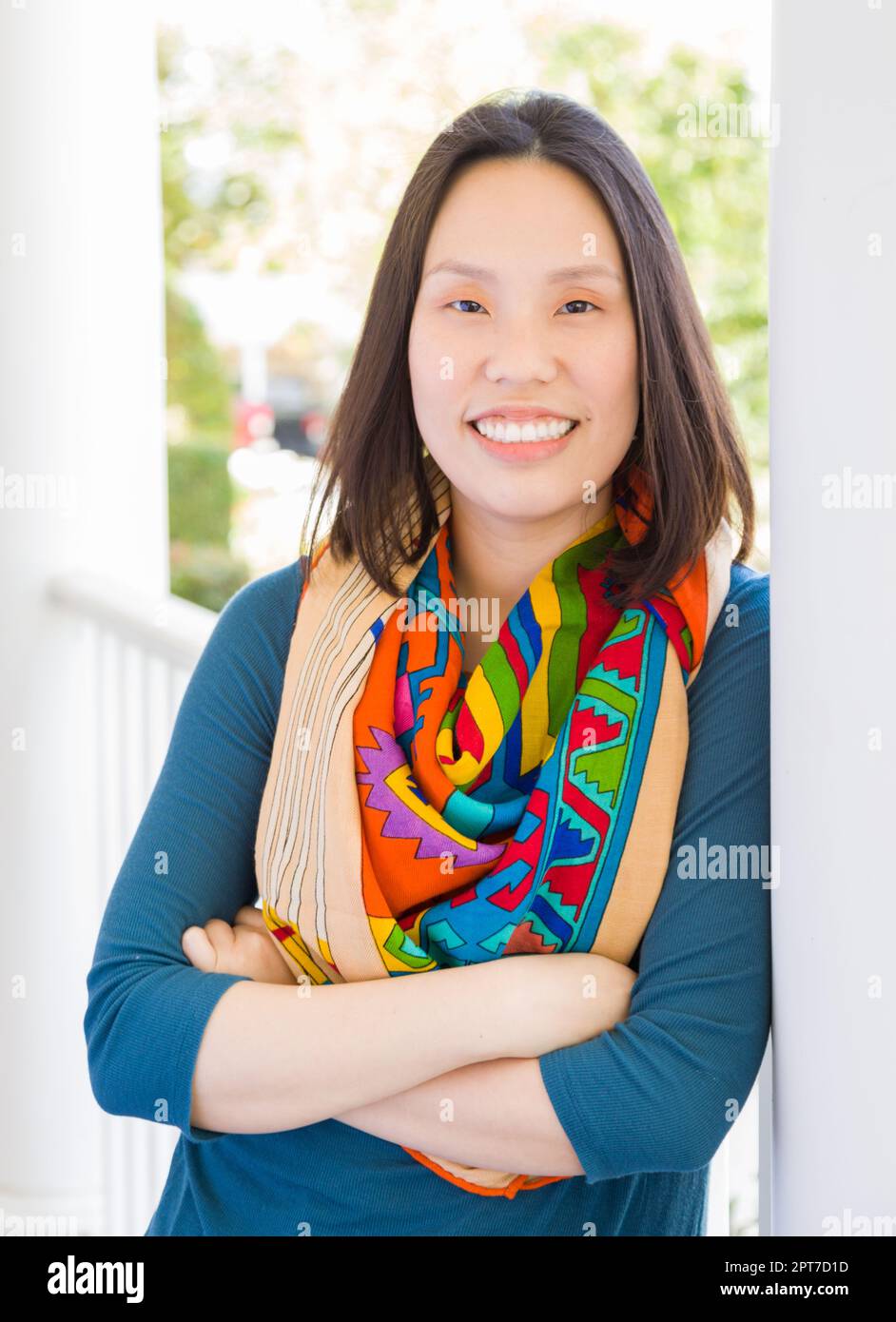 Junge Attraktive Chinesische Erwachsenenfrau Porträt Im Freien Stockfoto
