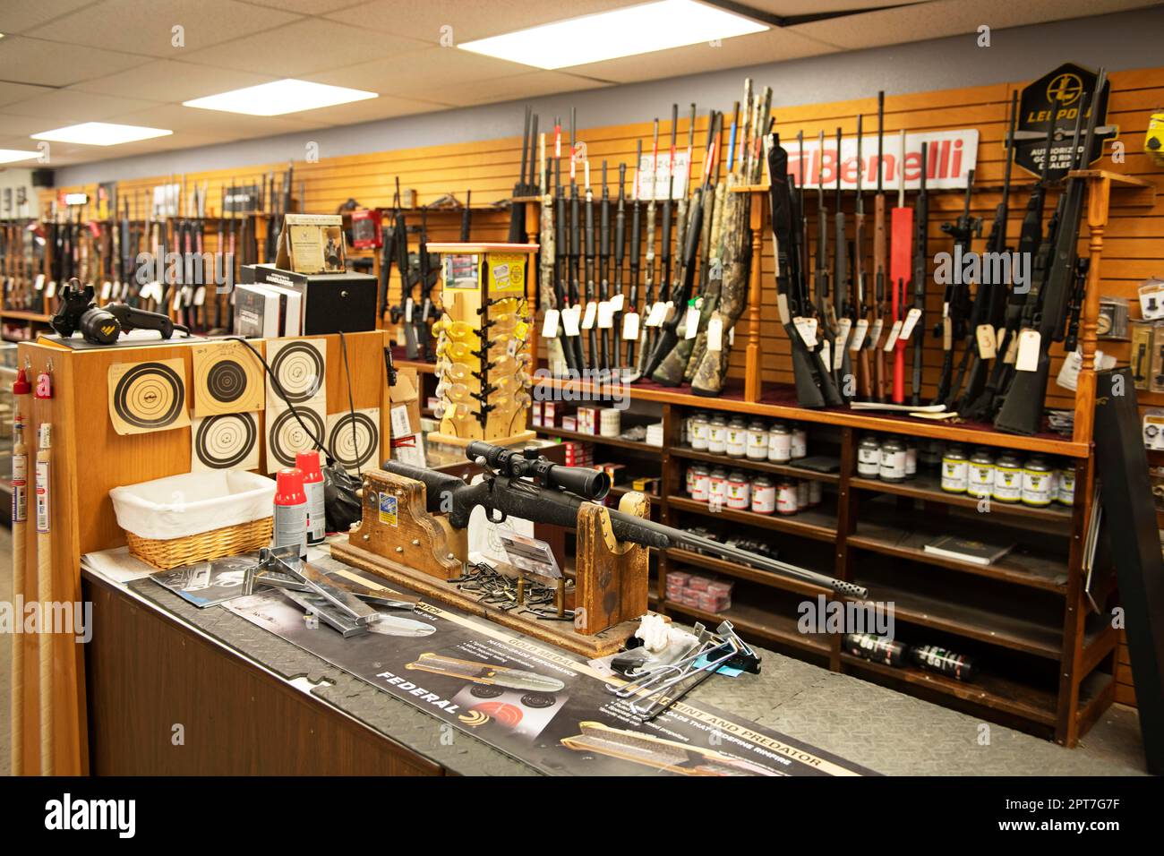 Outdoor-Shop verkauft Schnellfeuerwaffen, Gewehre, Kodiak Island, Alaska, USA Stockfoto