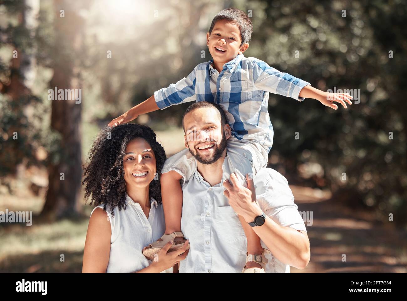 Glücklich, lächeln und Porträt einer Familie im Wald, die im Urlaub Spaß in der Natur hat. Glück, Liebe und fürsorgliche Eltern aus puerto rico wi Stockfoto