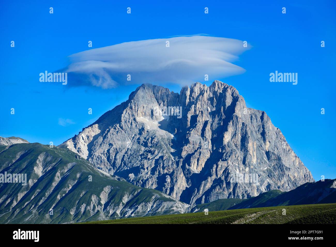Über dem Gipfel des Gran Sasso am Ende des Campo Imperatore strömt eine Wolke aus Föhn, Abruzzen, Italien Stockfoto