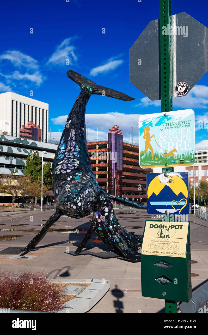 Kunstwerke der Space Whales vor dem Rathaus in Reno, Nevada, USA Stockfoto
