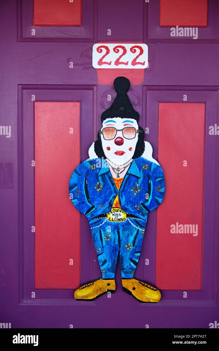 Tür mit Elvis Presley in Clown Costume, Amerikas gruseligstes Hotel, Clown Motel, Tonopah, Nevada, USA Stockfoto