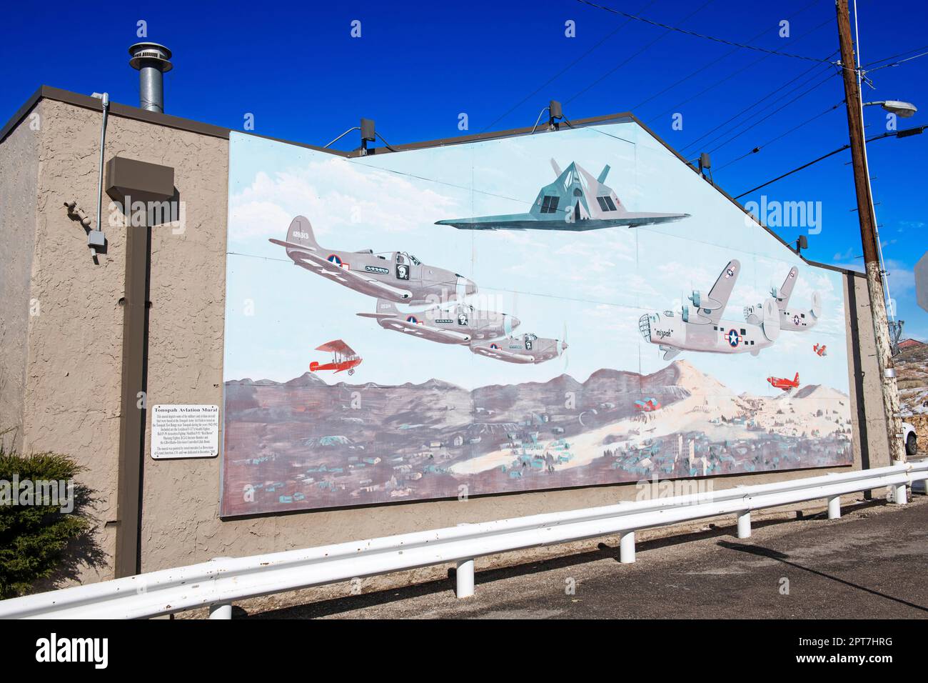 Wandgemälde mit Tarnbomber F-51, Tonopah, Nevada, USA Stockfoto