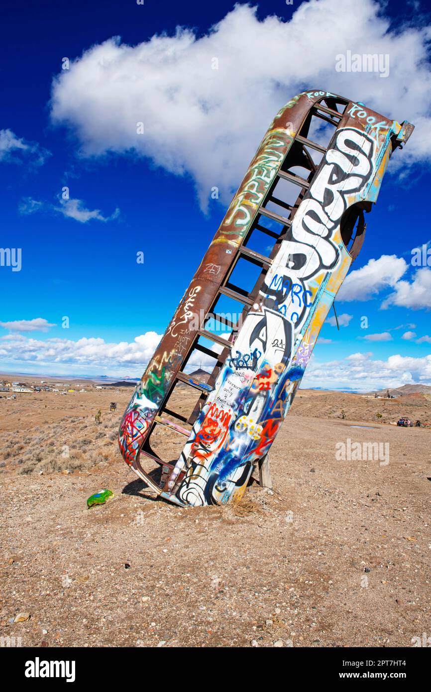 Der Schulbus versenkte sich in den Boden und sprühte Graffiti, Kunstwerke, Car-Forest, Goldfield, Nevada, USA Stockfoto