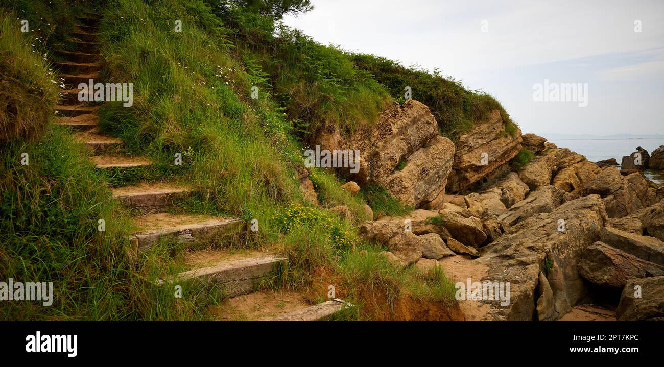 Pfad, der Teile des Somo Beach verbindet. Stockfoto