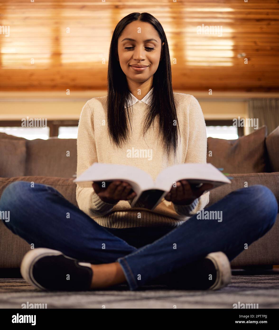 Bücher sind voller Gelegenheiten und Lektionen. Eine wunderschöne junge Frau, die zu Hause lernt Stockfoto