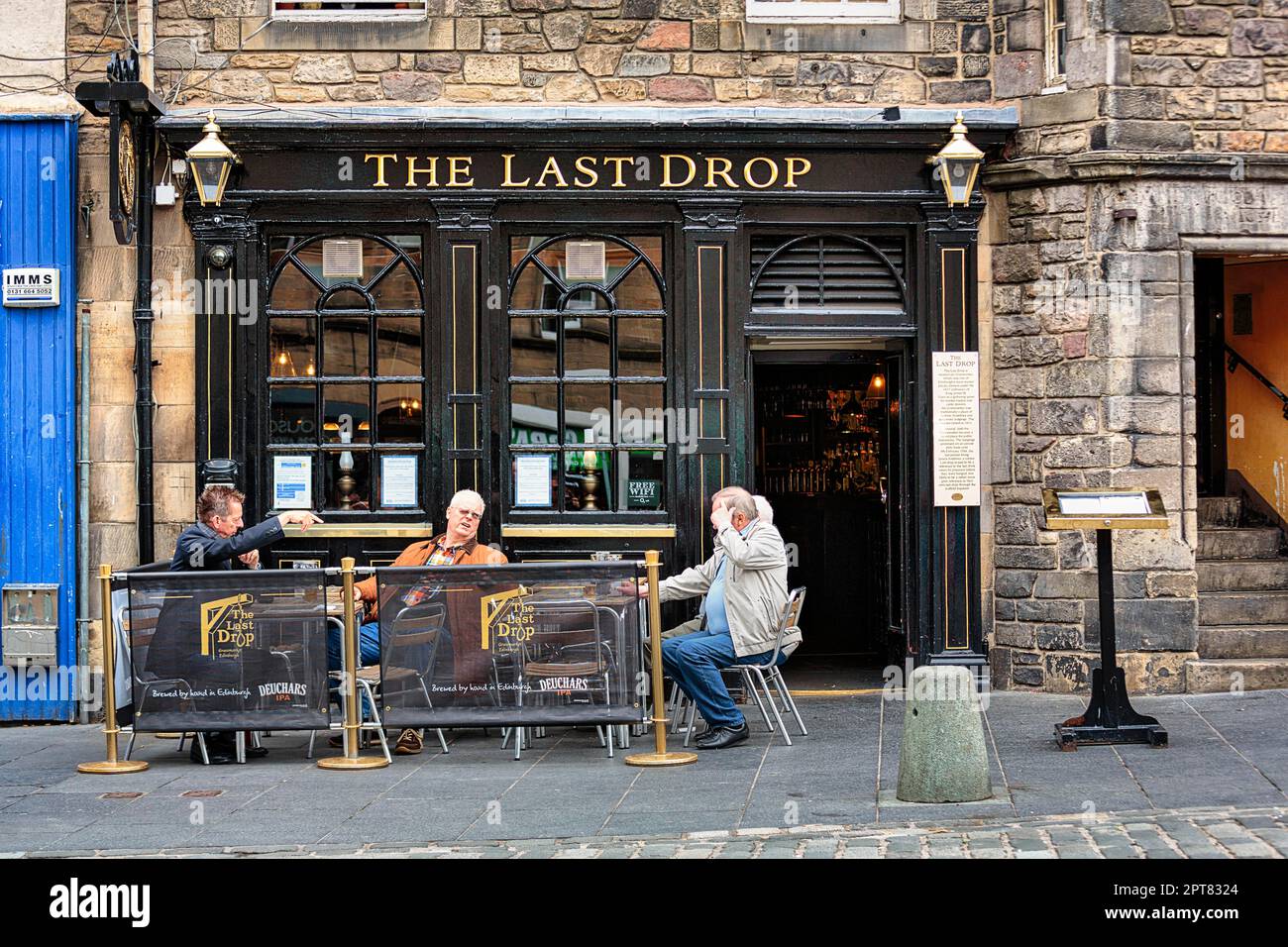 Besucher vor dem Last Drop Pub, Grassmarket, Old Town, Edinburgh, Schottland, Vereinigtes Königreich Stockfoto