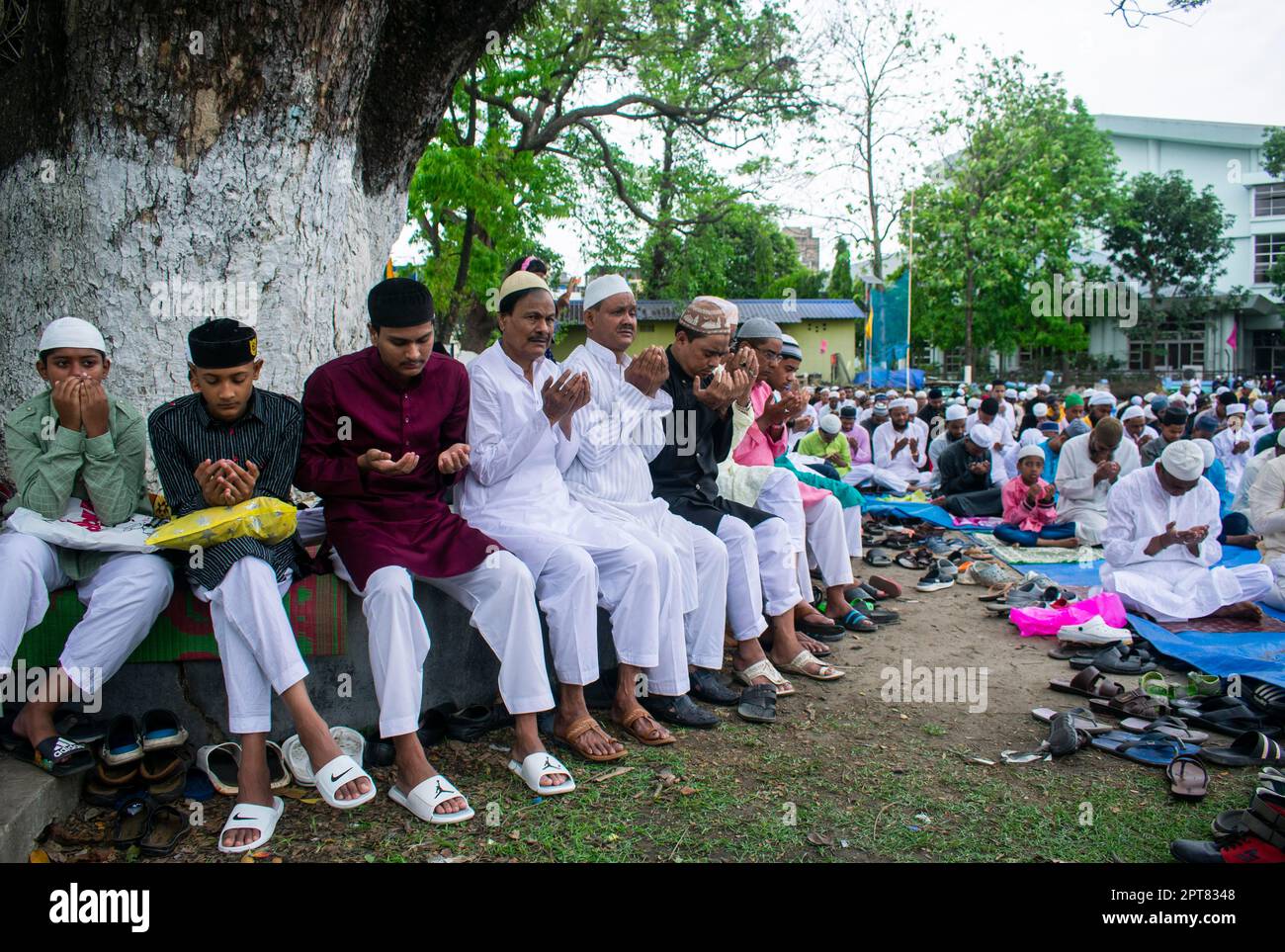 GUWAHATI, INDIEN-APRIL 22 : Moslems versammeln sich, um das Eid Al-Fitr-Gebet aufzuführen, das das Ende ihres heiligen Fastenmonats Ramadan in Guwahati markiert Stockfoto