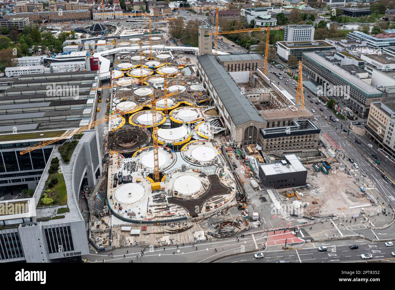 Baustelle Stuttgart 21, das Baudenkmal Bonatzbau wird derzeit für 250 Millionen Euro renoviert, daneben das neue Stockfoto
