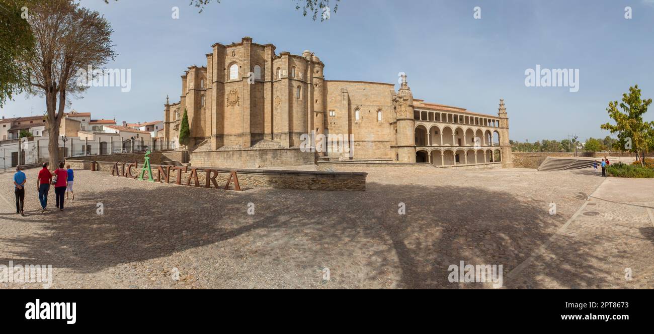 Besucher im Kloster von San Benito, Hauptquartier des Ordens Alcantara, Caceres, Extremadura, Spanien Stockfoto