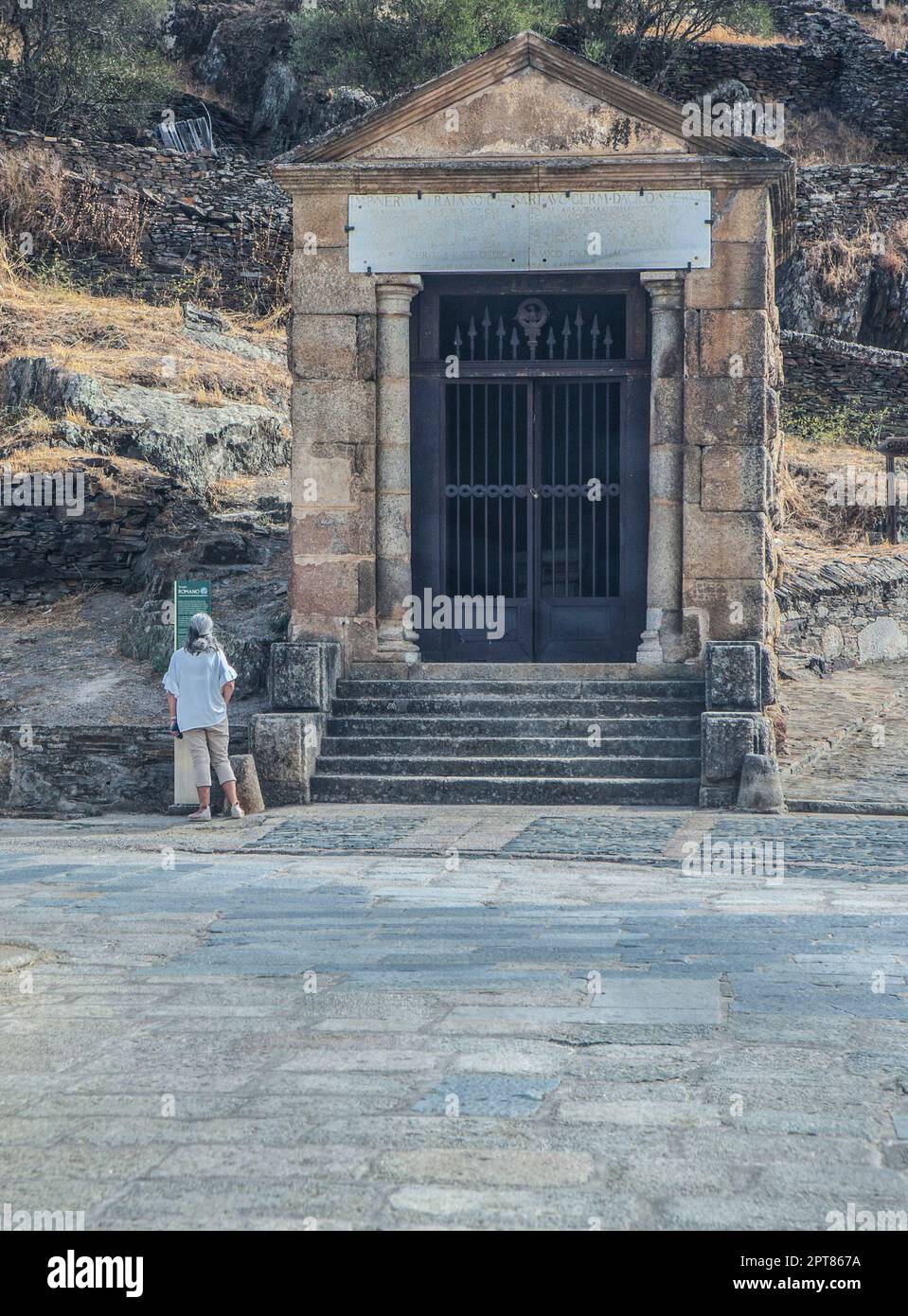 Frau, die den Alcantara-Brückentempel besucht. Erbaut als Opfergabe an Trajan und die Götter Roms. Caceres, Extremadura, Spanien Stockfoto