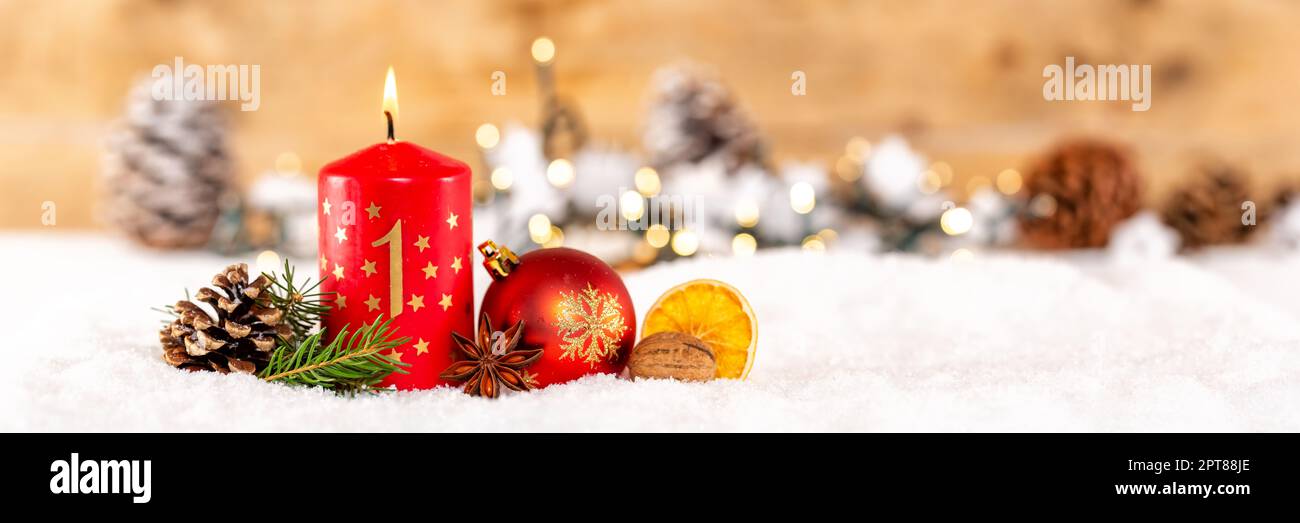 Erste 1. Sonntag im Advent mit Kerze Weihnachtszeit Dekoration Banner Panorama Copyspace kopieren Raum deco Stockfoto