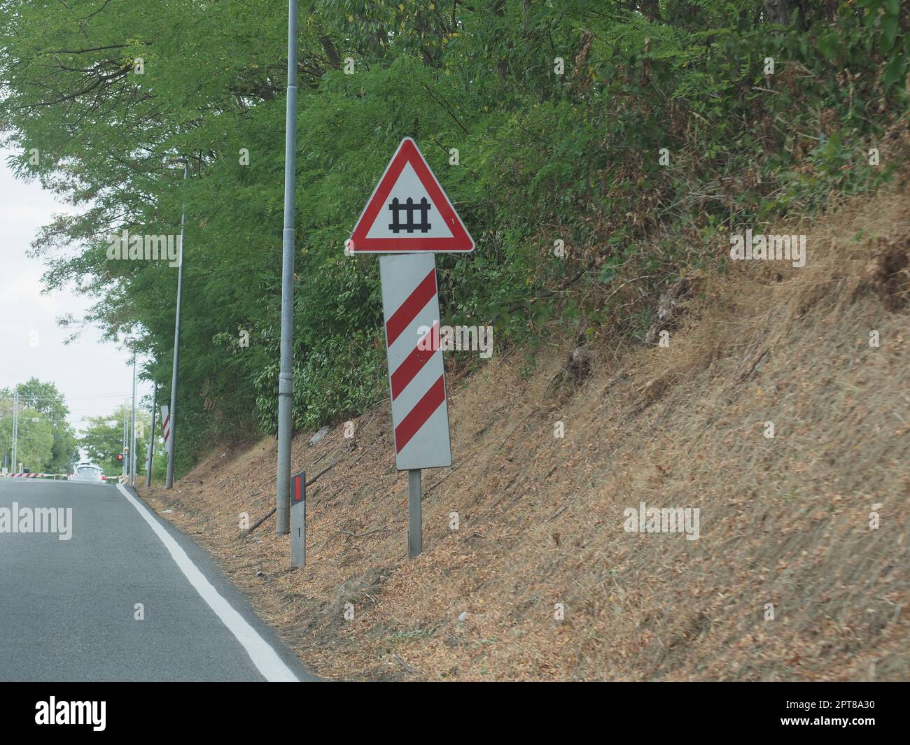 Bahnübergangsschild aus Sicht des Autofahrers Stockfoto