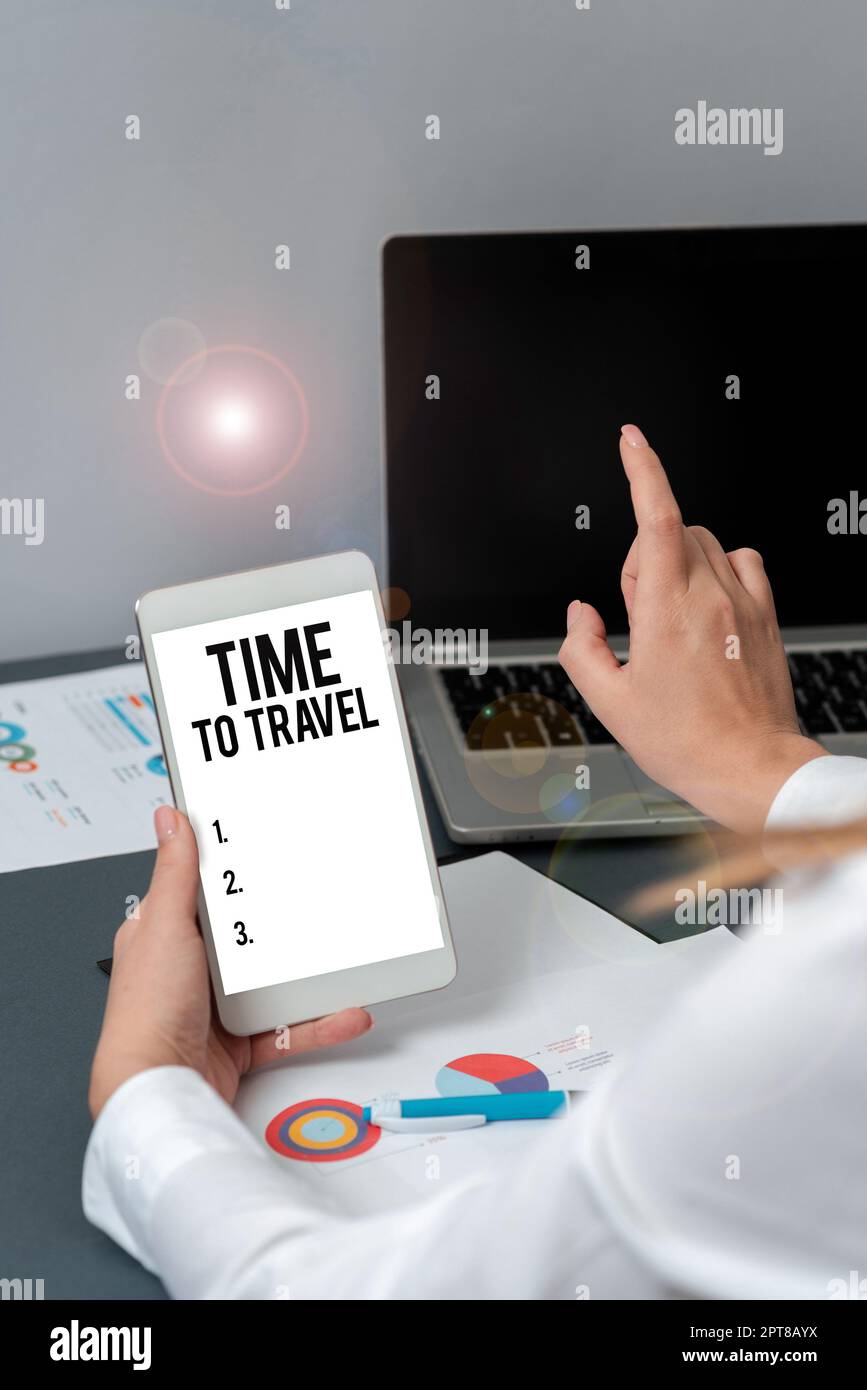 Handgeschriebener Text Time to TravelUmziehen oder von einem Ort zum anderen im Urlaub, Wort geschrieben über Umzug oder von einem Ort zum anderen auf vac Stockfoto