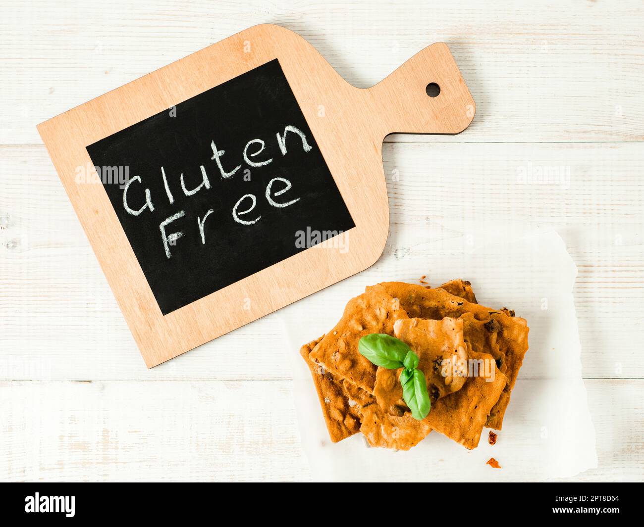 Glutenfreie Knäckebrot aus Buskweizenmehl. Grünes Buchweizenmehl geräuchertes Paprika Sonnenblumenkerne Zutaten hausgemachtes, gebackenes Knäckebrot. Idee zu Stockfoto
