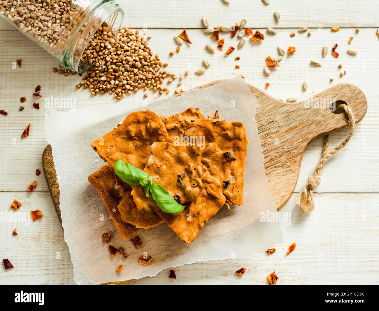 Glutenfreie Knäckebrot aus Buskweizenmehl. Grünes Buchweizenmehl geräuchertes Paprika Sonnenblumenkerne Zutaten hausgemachtes, gebackenes Knäckebrot. Idee zu Stockfoto