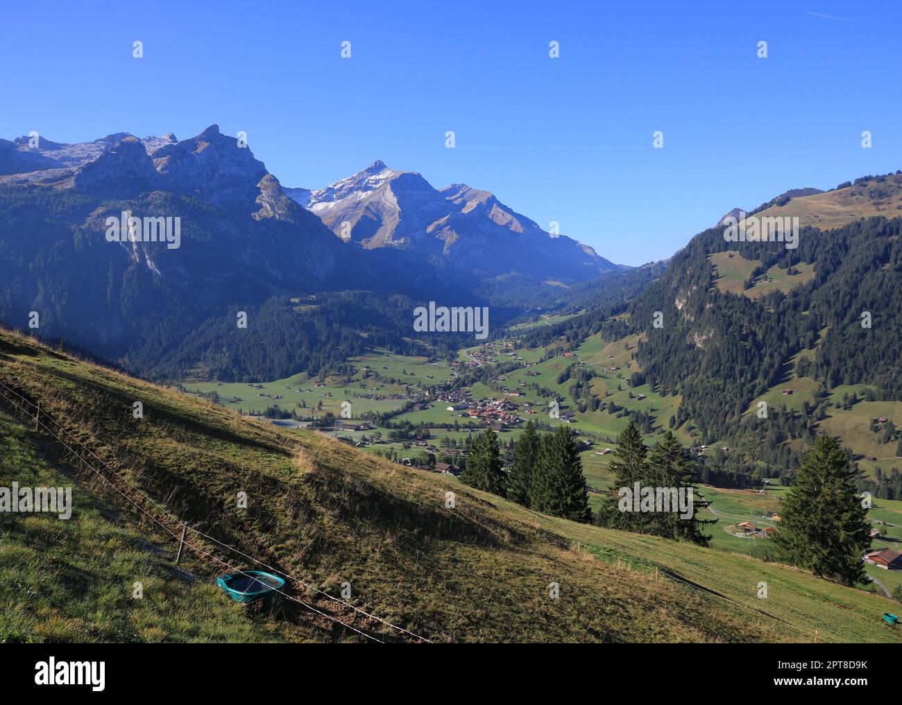 Dorf Gsteig bei Gstaad und hohe Berge. Stockfoto