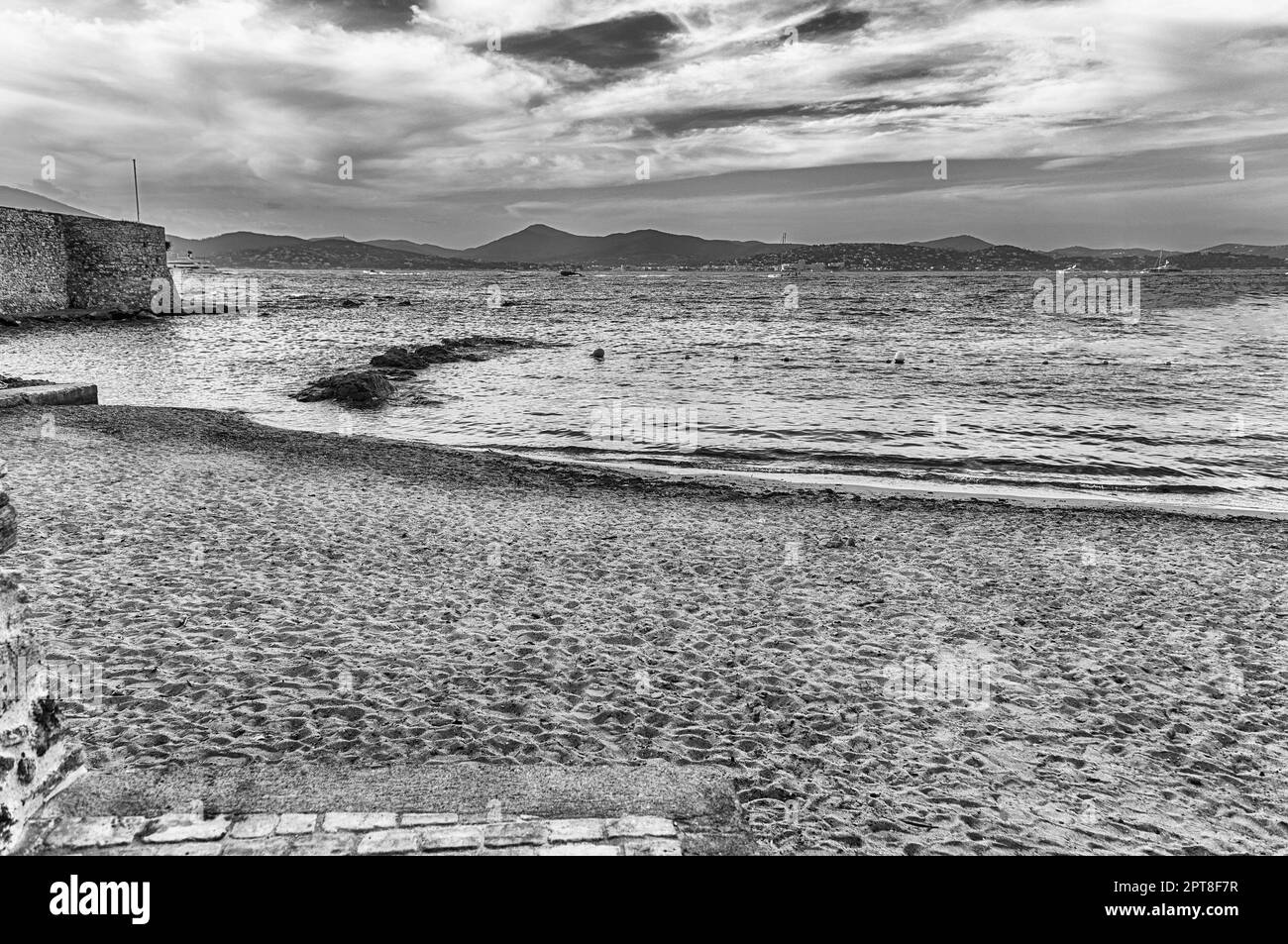 Der malerische Strand La Ponche im Zentrum von Saint-Tropez, Cote d'Azur, Frankreich. Die Stadt ist ein weltweit berühmter Ferienort für den europäischen und amerikanischen Jet Set A Stockfoto