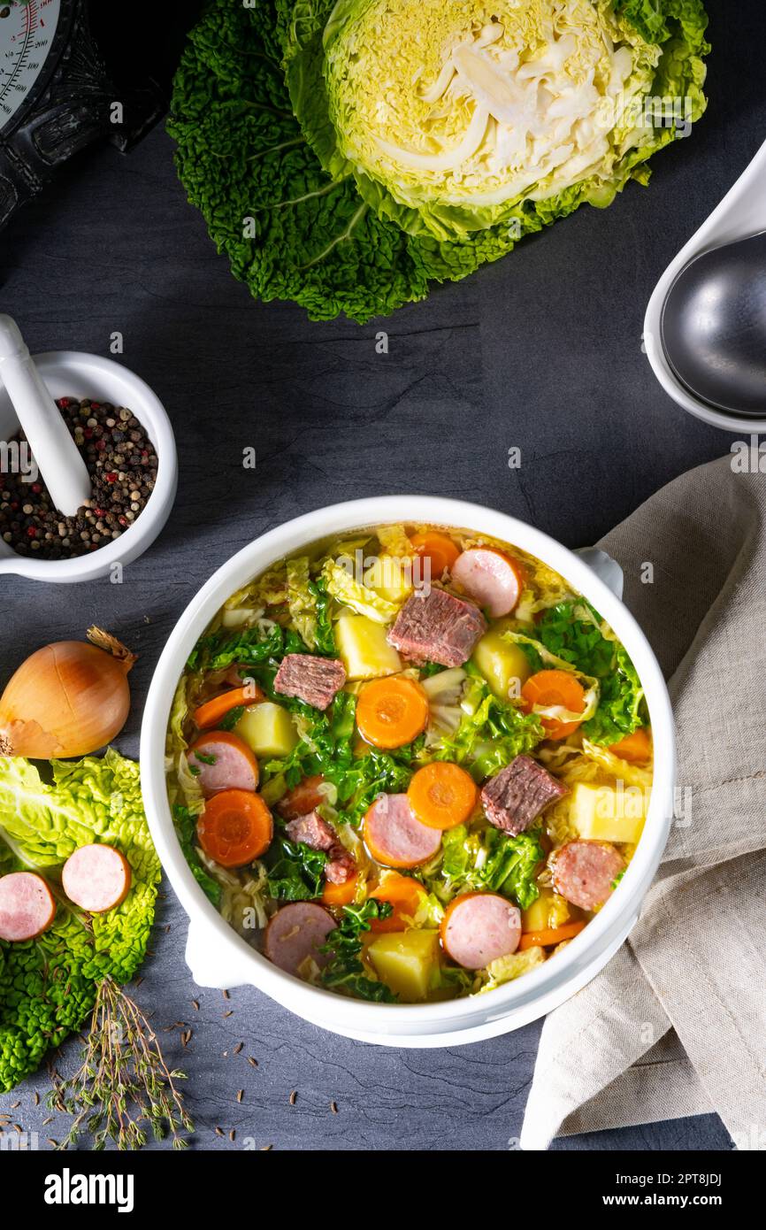 Köstliche wirsing-Kohlsuppe in weißer Vase Stockfoto