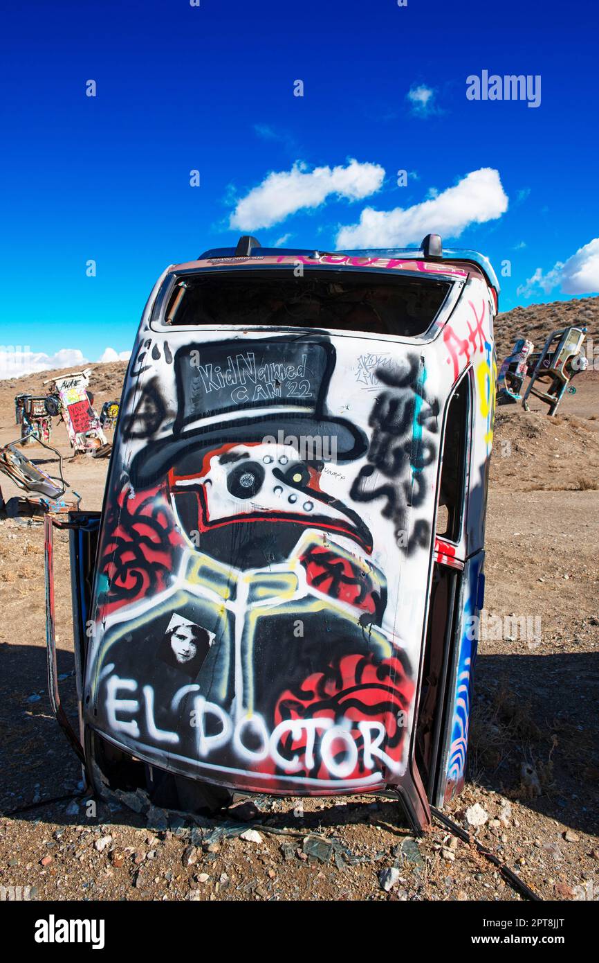 Autos versenkten sich in den Boden und besprühten sie mit Graffiti, Kunstwerken, Car-Forest, Goldfield, Nevada, USACar-Forest, Goldfield, Nevada, USA Stockfoto