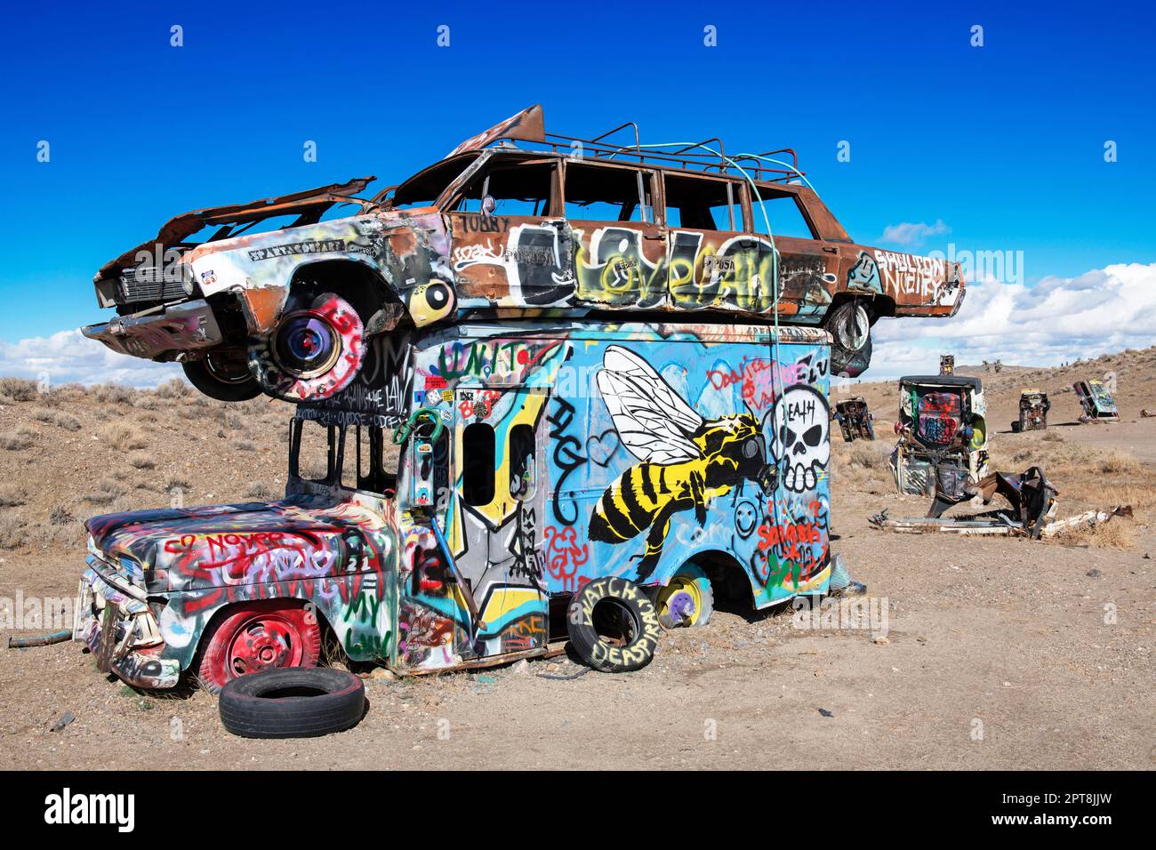 Autos versenkten sich in den Boden und besprühten sie mit Graffiti, Kunstwerken, Car-Forest, Goldfield, Nevada, USACar-Wald, Goldfield, Nevada, USACar-Wald Stockfoto