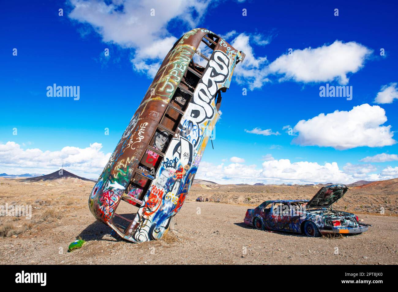 Schulbus und Auto versenkten sich in den Boden und besprühten Graffiti, Kunstwerke, Car-Forest, Goldfield, Nevada, USA Stockfoto
