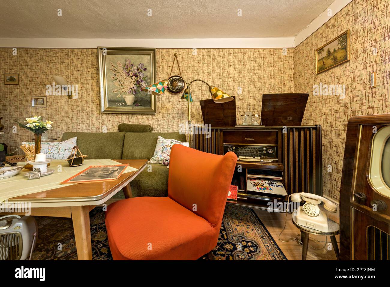 wohnzimmer der 1950er jahre, altes radio, musikschrank, telefon