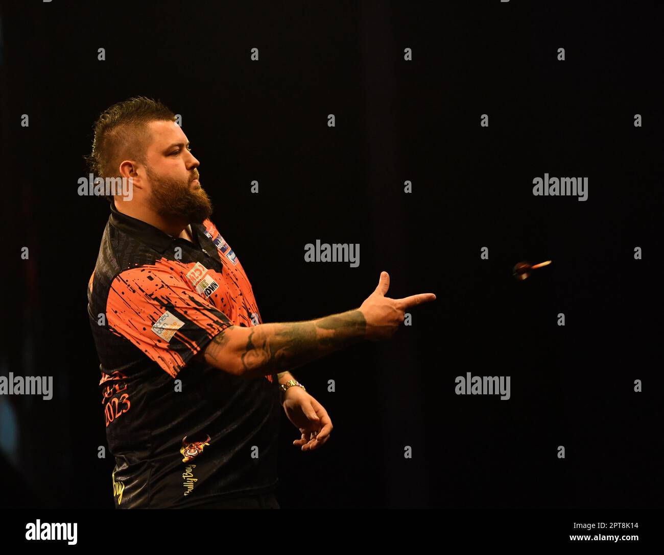 First Direct Arena, Leeds, Großbritannien. 27. April 2023. 2023 PDC Cazoo Premier League Darts Leeds Night 13; Michael Smith wirft seine Flüge an die Fans, nachdem er das Event gewonnen hat Credit: Action Plus Sports/Alamy Live News Stockfoto