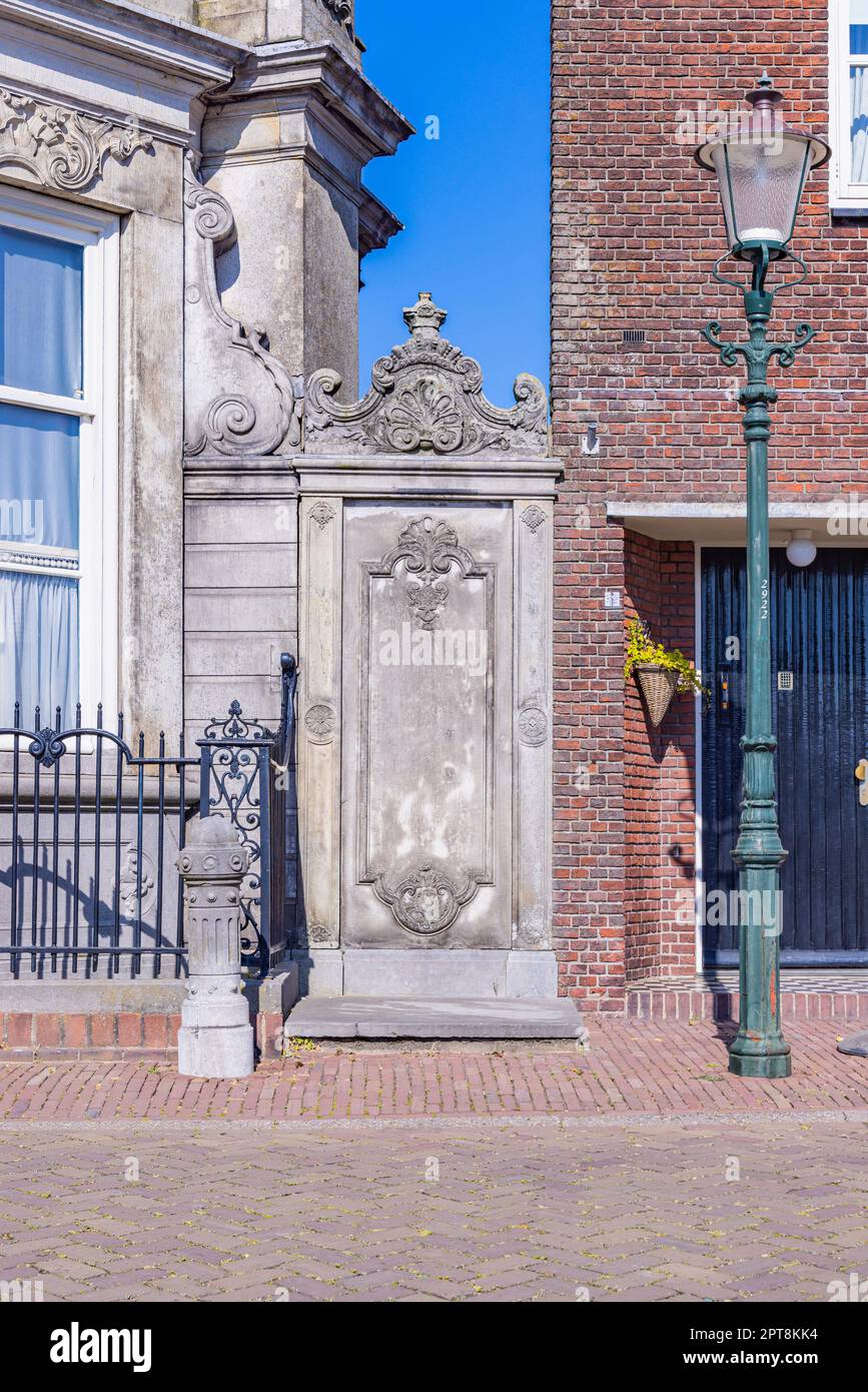 Europa, Niederlande, Nordholland, Enkhuizen. Dekorative Wand zwischen zwei niederländischen Häusern. Stockfoto
