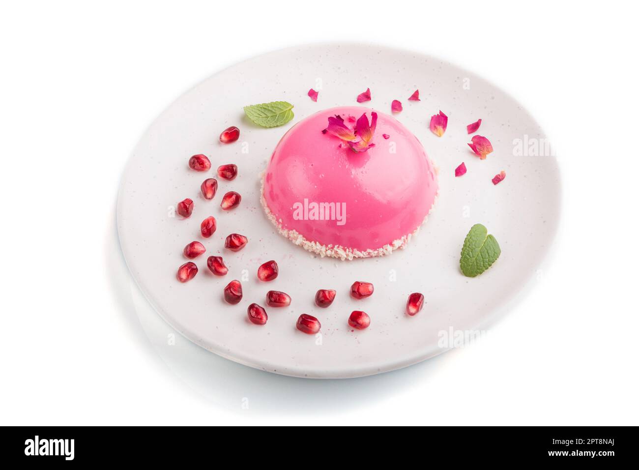 Rosa Mousse Kuchen mit Erdbeere isoliert auf weißem Hintergrund. Draufsicht. Stockfoto