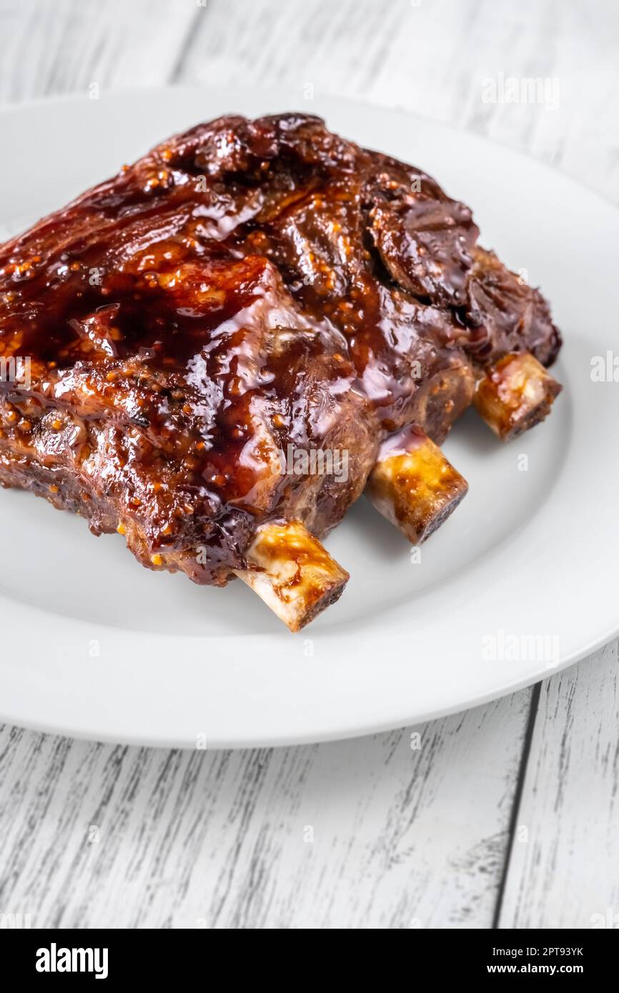 Grillen Sie Schweineribs auf dem weißen Teller Stockfoto