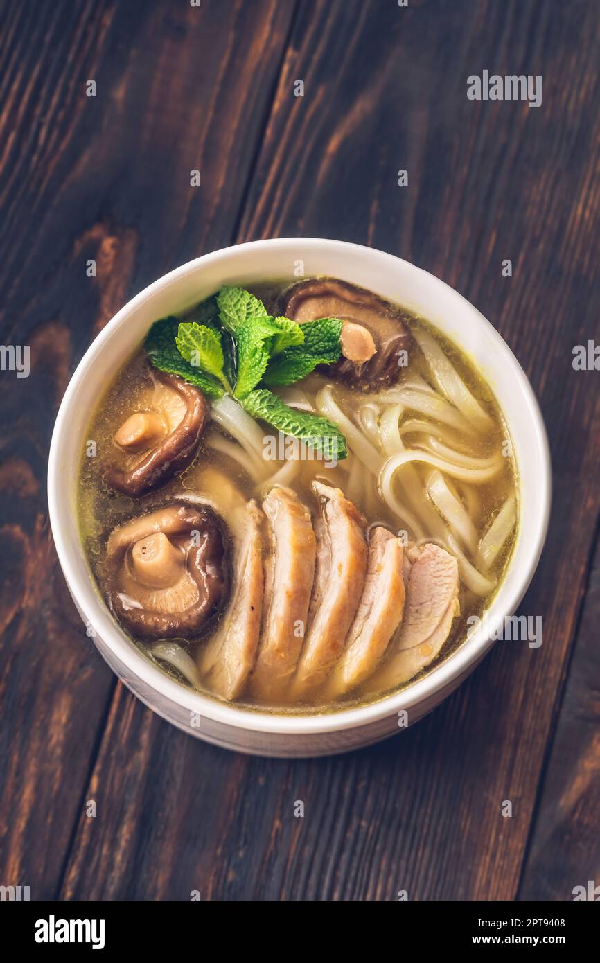 Hühnerramen mit Shiitake-Pilzen und Nudeln Stockfoto
