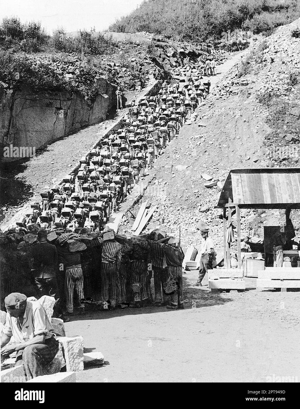 Bundesarchiv, Bild 192-269 / CC-BY-SA 3,0 die "Treppe des Todes" (Todesstiege) im Konzentrationslager Mauthausen-Gusen. Die Gefangenen, die die gestreifte Gefängnisuniform trugen, wurden gezwungen, Granitblöcke 186 Stufen hinauf zum Gipfel des Wiener Graben Steinbruchs zu tragen. Tod und fürchterliche Verletzungen waren tägliche Ereignisse, und unter den Gefängnislagern hatte Mauthausen einen gefürchteten Ruf. Stockfoto