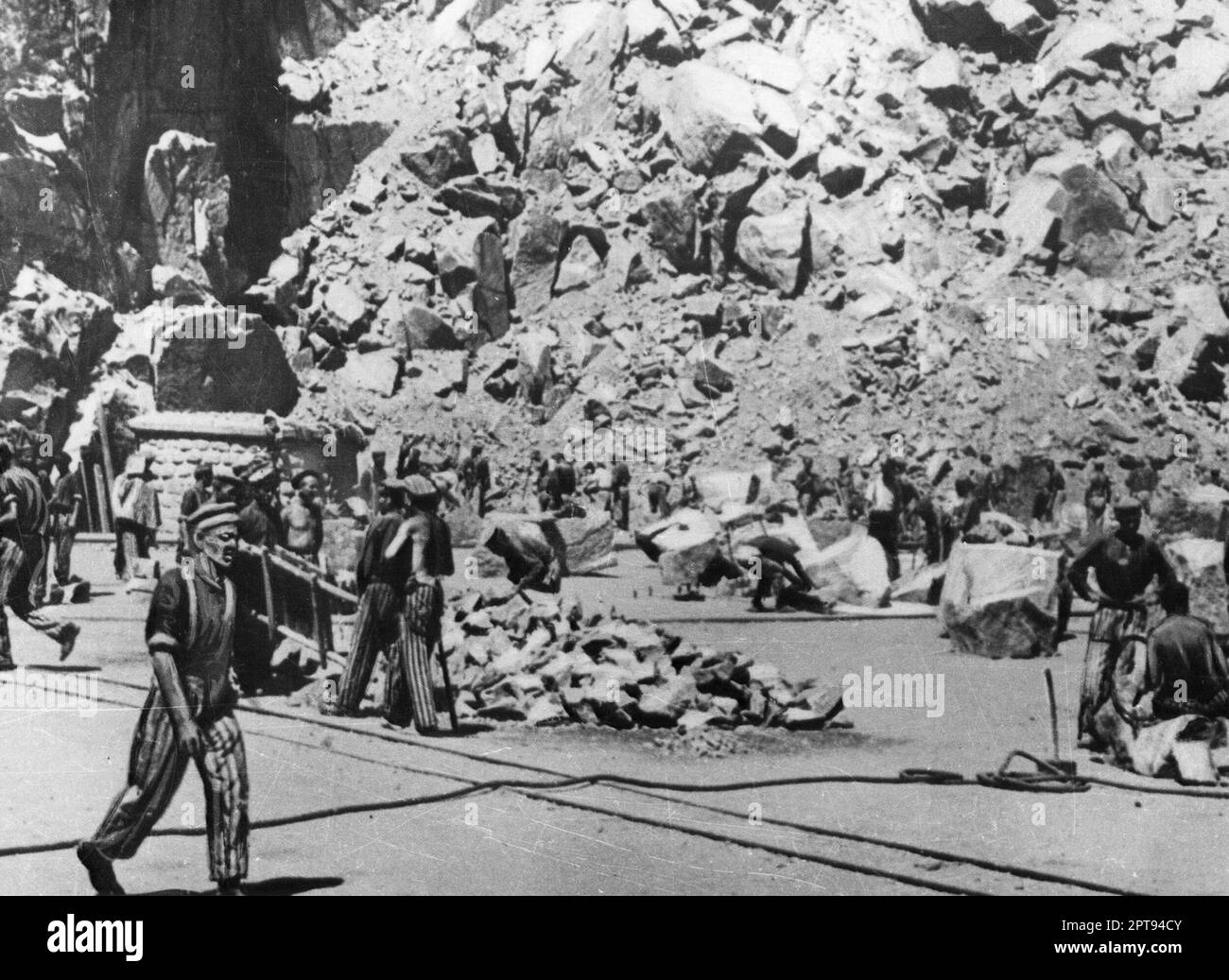 Häftlinge bei Zwangsarbeitssteinen im Wiener-Graben-Steinbruch im Konzentrationslager Mauthausen. Stockfoto