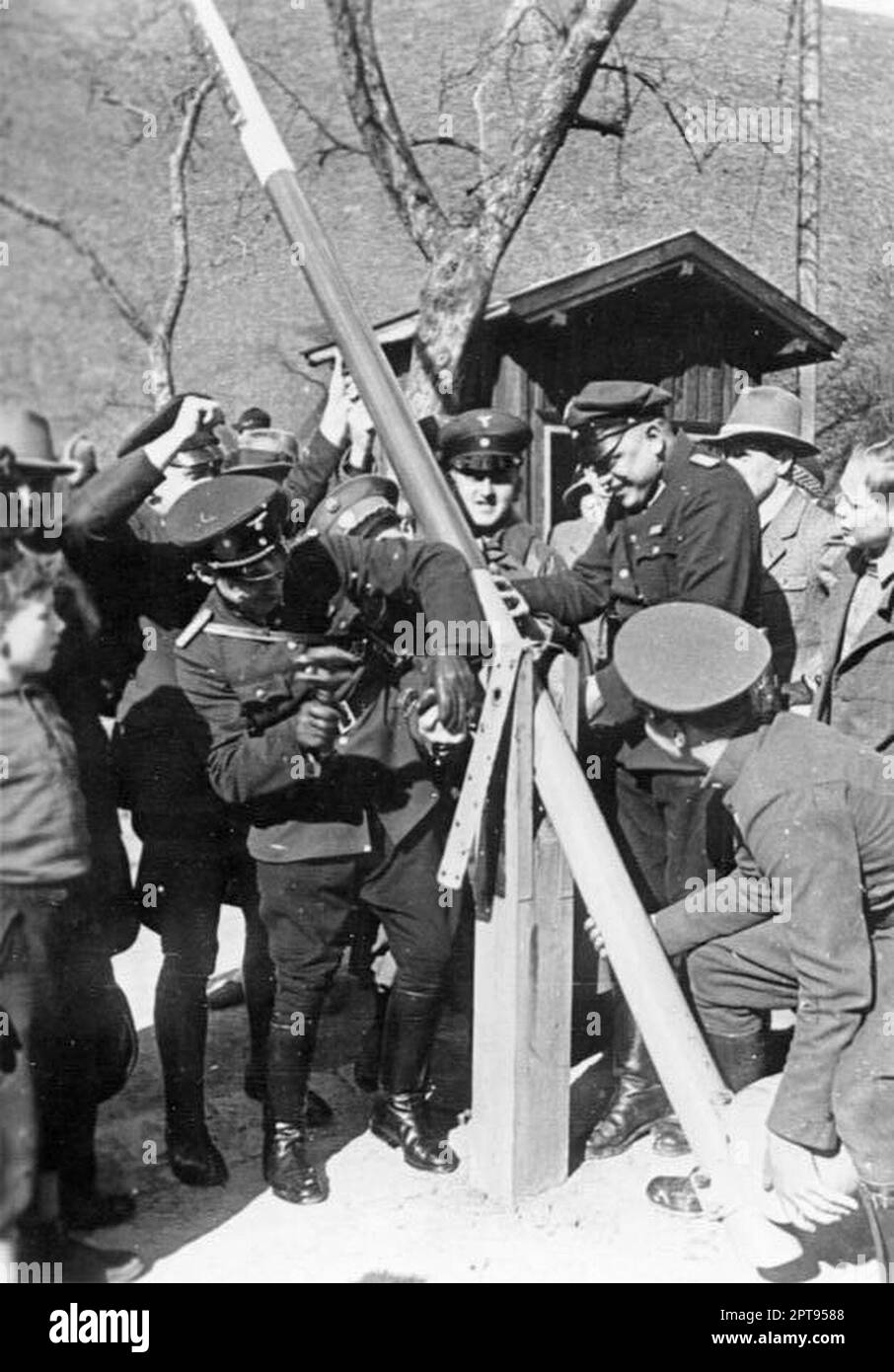 Österreichische und deutsche Truppen, die die Schutzbarriere an der Grenze zwischen Österreich und Deutschland nach der Annexion Österreichs beseitigen.Bundesarchiv Bild 137-049278, Stockfoto