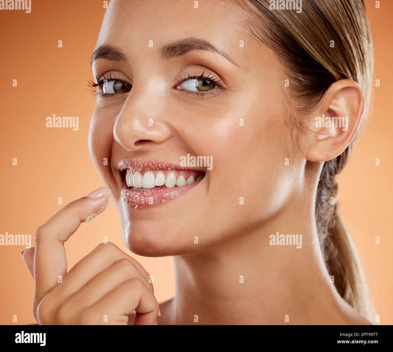 Schönheits-, Sugar-Peeling-Lippen- und Gesichtspflegekosmetika für Mund-, Make-up- und Gesichtsästhetik im Studiohintergrund. Porträt von fröhlichen Modellexfoli Stockfoto