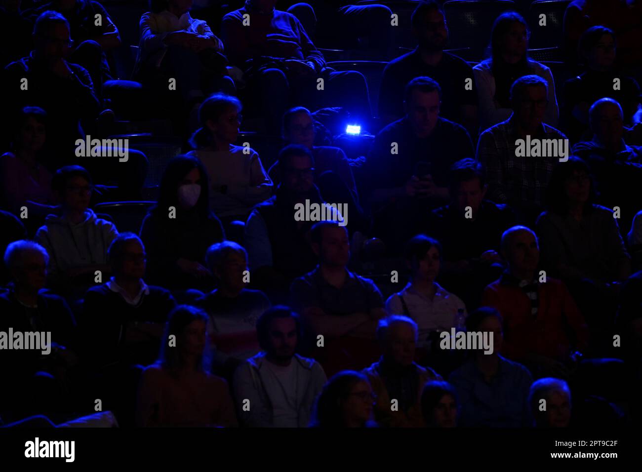 Zuschauer im blauen Licht, Porsche Tennis Grand Prix, Porsche Arena, Stuttgart, Baden-Württemberg, Deutschland Stockfoto